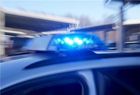 ein Polizeiwagen mit Blaulicht 