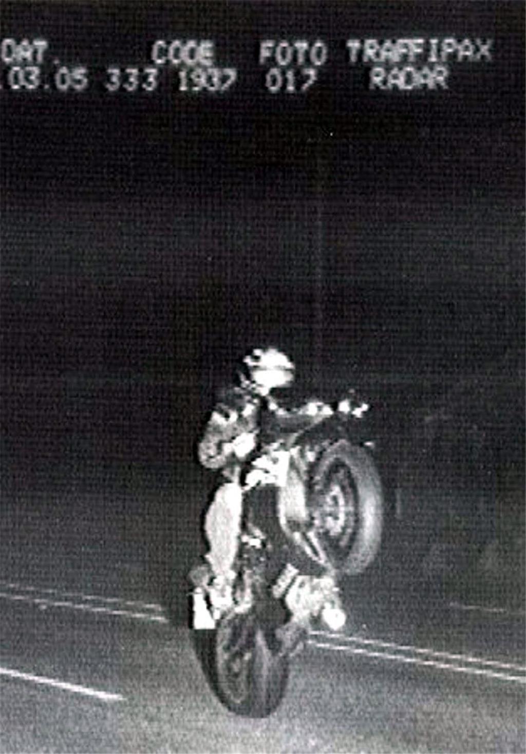 Die zirkusreife Darbietung eines Hamburger Motorradfahrers hat die Überwachungsk...