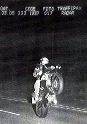 Die zirkusreife Darbietung eines Hamburger Motorradfahrers hat die Überwachungsk...