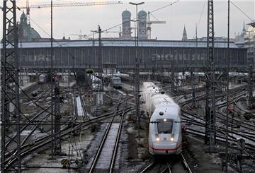 Die Züge der Deutschen Bahn sind nicht immer pünktlich.