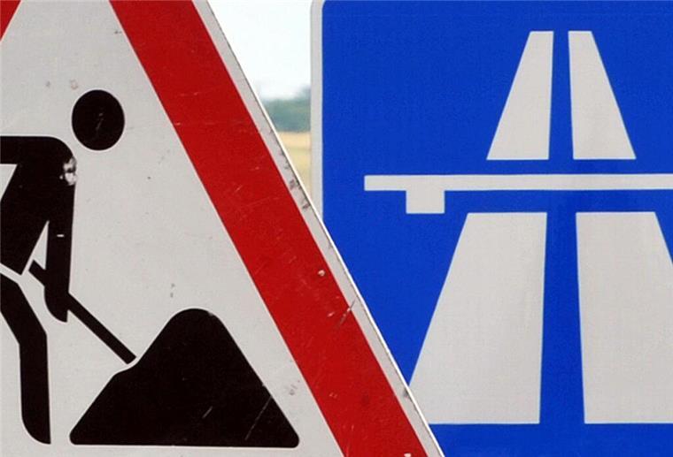 Achtung, Bauarbeiten auf der A1: Hamburg-Zufahrt wird für 3 Tage dichtgemacht Ein Baustellenschild ist vor einem Autobahnschild platziert. Die Zufahrt von der A1 auf die A261 Richtung Hamburg ist am Wochenende gesperrt.