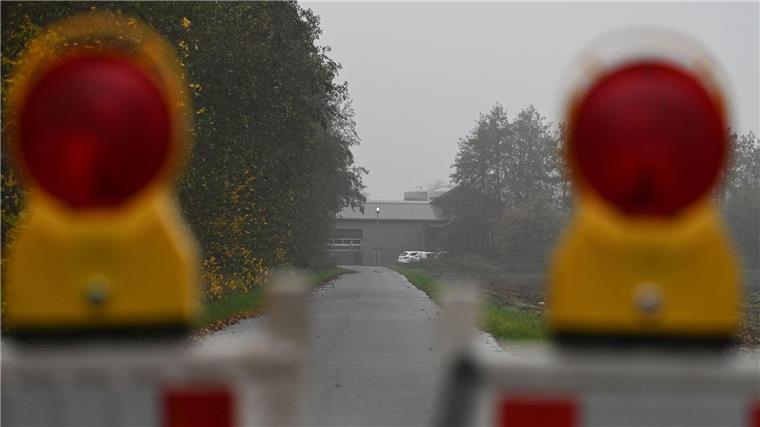 Die Zufahrt zum Betrieb ist abgesperrt.