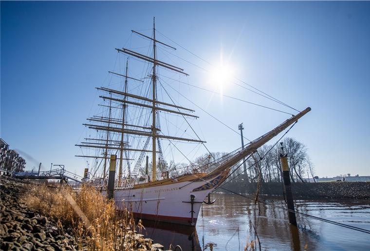 Die Zukunft der „Schulschiff Deutschland“ ist bereits Gottesdienst-Thema. Der Vegesacker Pastor Volker Keller hat in seiner Predigt den Verbleib des Segelschiffs in Bremen gefordert.
