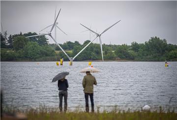 Die Zukunft der Windenergie schwimmt auf dem Wasser. Auf einem Baggersee nördlich von Hymendorf wird der Prototyp einer Offshore-Windanlage gestetestet.