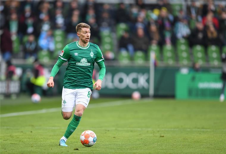 Fußball: 2. Bundesliga, Werder Bremen - Dynamo Dresden, 25. Spieltag, wohninvest Weserstadion. Werders Mitchell Weiser am Ball.
