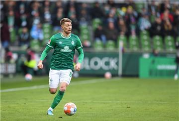 Fußball: 2. Bundesliga, Werder Bremen - Dynamo Dresden, 25. Spieltag, wohninvest Weserstadion. Werders Mitchell Weiser am Ball.