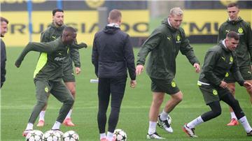 Die zuletzt angeschlagenen Pascal Groß (rechts) und Niklas Süle (2. v. rechts) nehmen am Abschlusstraining teil.