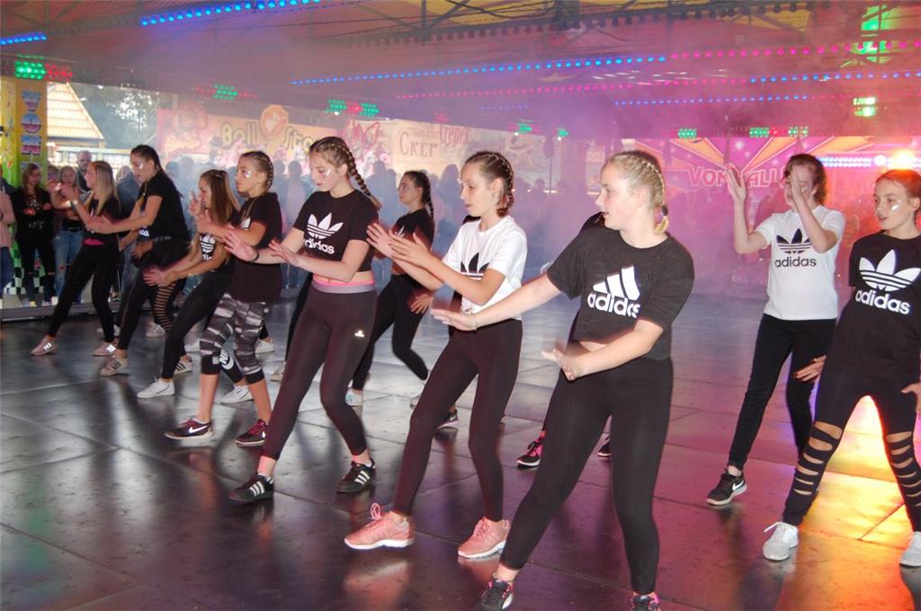 Die Zumba-Teens des Fitness-Studios &quot;Fit &amp; Sun&quot; machten den Autosc...