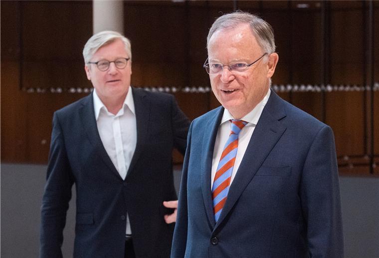Die Zusammenarbeit von Ministerpräsident Weil (links, SPD) und Wirtschaftsminister Bernd Althusmann (CDU) genießt laut Niedersachsen Check bei den Bürgern wenig Zustimmung.