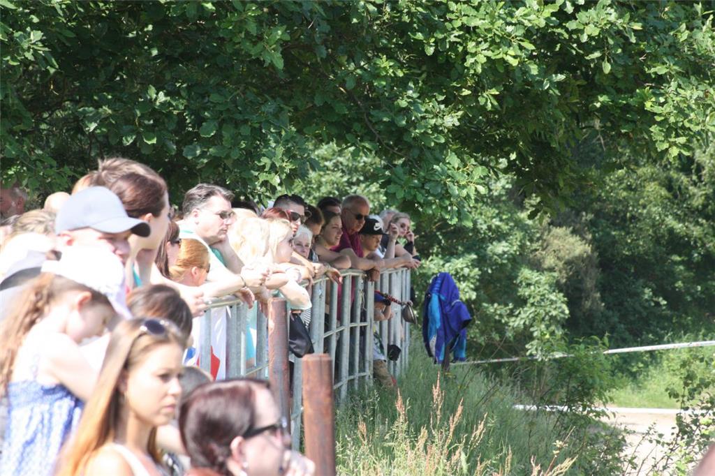 Die Zuschauer haben vom Wall aus eine gute Aussicht auf die Strecke im Hoope Par...