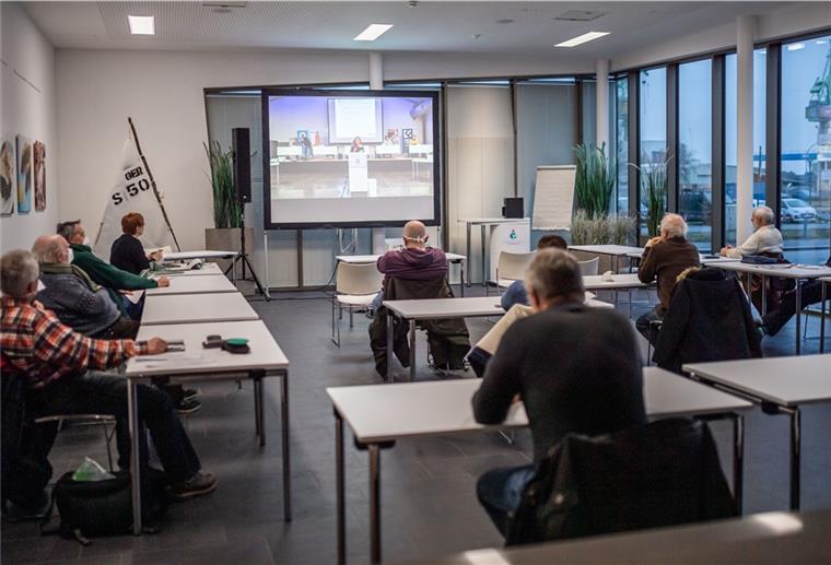 Die Zuschauer verfolgen die Debatte im Nebenraum wegen der Corona-Schutzauflagen aus dem Seefischkochstudio. Die Stadtverordneten wollen den Weg für digitale Sitzungen bereiten. Foto: Hartmann
