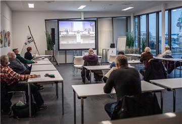 Die Zuschauer verfolgen die Debatte im Nebenraum wegen der Corona-Schutzauflagen aus dem Seefischkochstudio. Die Stadtverordneten wollen den Weg für digitale Sitzungen bereiten. Foto: Hartmann