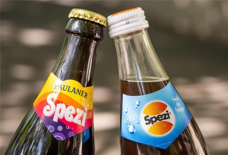 Eine Flasche des "Spezi" von der Großbrauerei Paulaner und eine Flasche "Spezi" der Augsburger Riegele Brauerei