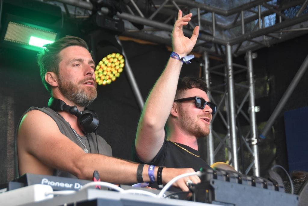Die zwei DJs und Freunde "No.Mads" spielen einen epischen elektronischen Sound.