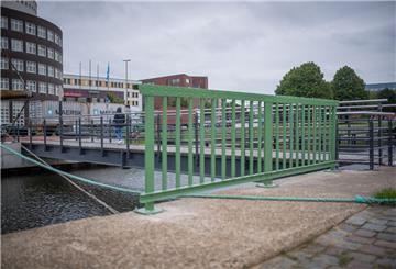 Ein Teilstück des einstigen Geländers der havarierten Drehbrücke im Überseehafen ziert nun die Fußgängerüberquerung am Alten Hafen vor dem Museumshaffkahn Emma. 