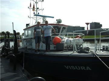Die zwei jungen Retter fuhren mit der Wasserschutzpolizei in Bremerhaven auf die Weser.