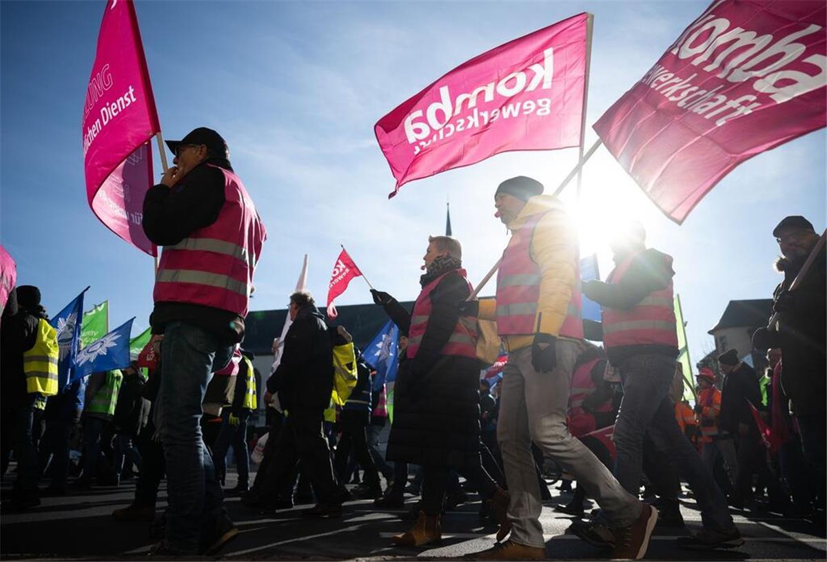 Beamtenbund droht mit Ausweitung von Warnstreiks Die zweite Verhandlungsrunde in dem Tarifkonflikt ist für den 22. und 23. Februar geplant.