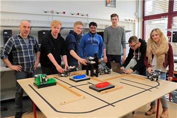 Die Zwölftklässler aus dem beruflichen Gymnasium Technik (hier mit ihrem Lehrer Dag Pechtel, links) haben in ihrer Projektarbeit den Betrieb in einem teilautomatisierten Krankenhaus simuliert.