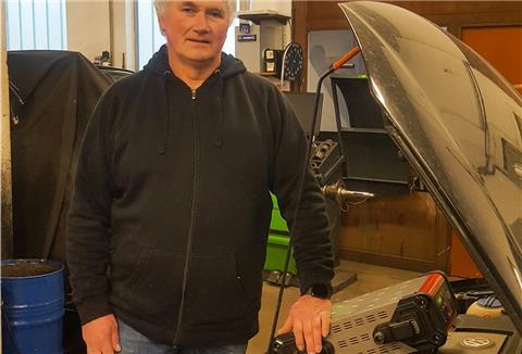 Diedrich Höyns, Sprecher der Kreishandwerkerschaft Elbe-Weser, hier in seiner Kfz-Werkstatt in Sittensen, wünscht sich von der Regierung eine schnellere und vor allem einfachere Abwicklung der in Aussicht gestellten Hilfen.