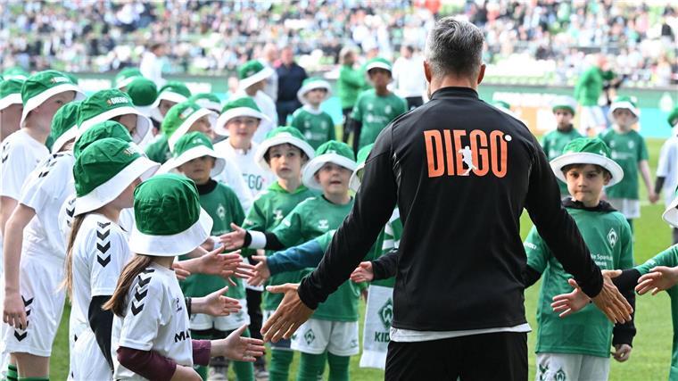 Diego bei seinem Abschiedsspiel im Weserstadion.