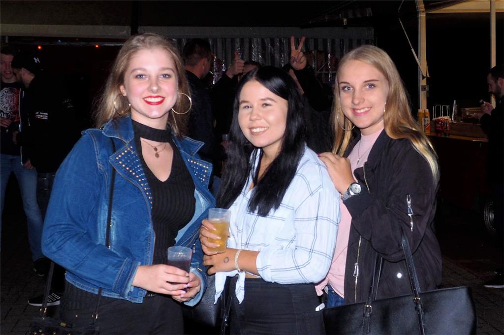 Dies jungen Frauen freuen sich auf die &quot;U30&quot; Party am Freitag.  Foto S...
