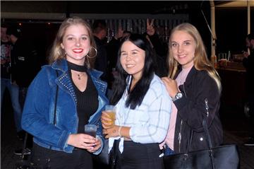 Dies jungen Frauen freuen sich auf die &quot;U30&quot; Party am Freitag.  Foto S...