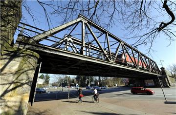 Diese 1912 erbaute Eisenbahnbrücke über die Cherbourger Straße soll von Frühjahr 2019 bis Ende 2020 erneuert werden. 