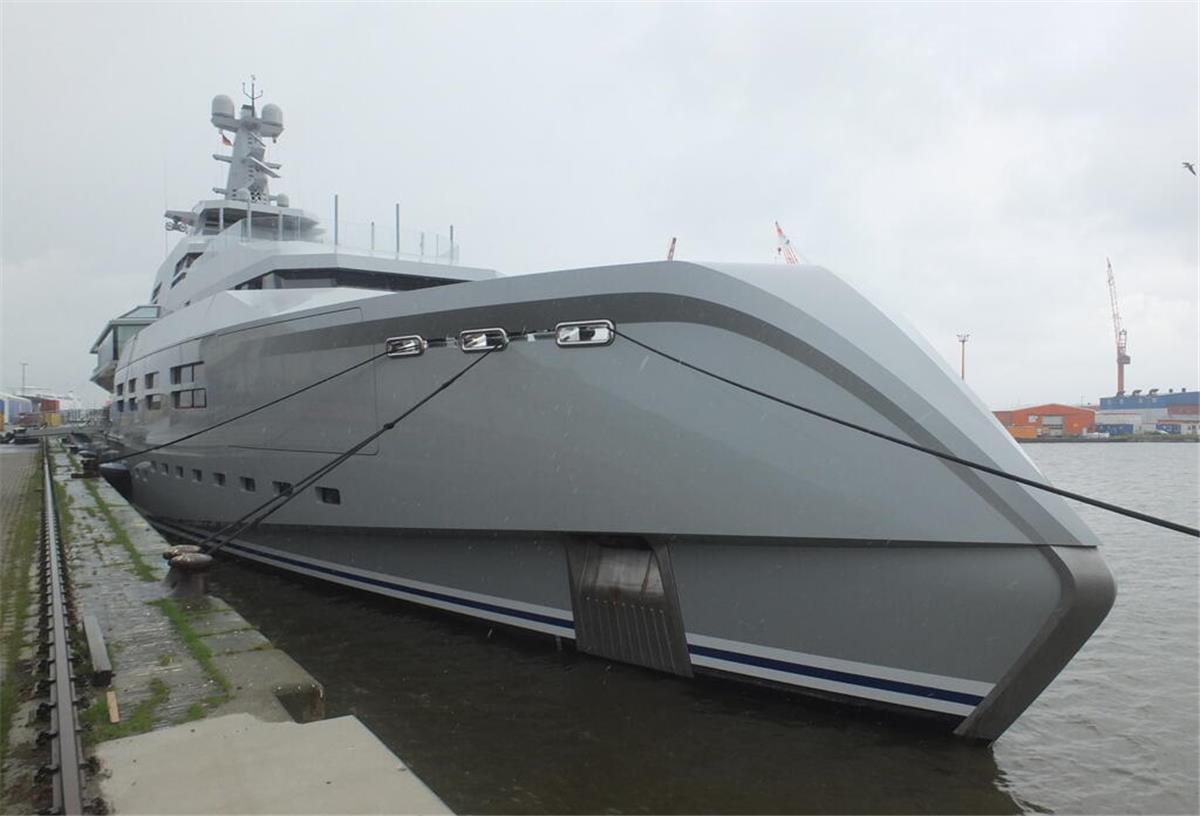 IT-Milliardär bringt Mega-Yacht für Zwischenstopp nach Bremerhaven Diese 250 Millionen Euro teure Yacht hat am Wochenende Bremerhaven angelaufen.