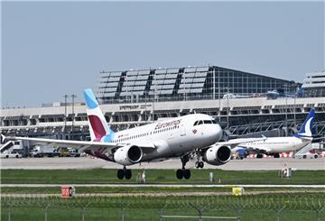  Ein Flugzeug der Fluggesellschaft Eurowings landet auf dem Stuttgarter Flughafen. 