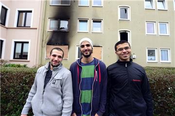 Diese Anwohner retten ihrem Nachbarn das Leben: Brandon Watkins , Odai und Ali Alhasan. Foto Scheer