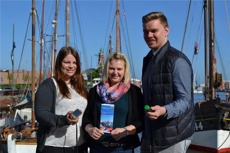 Diese Auszubildenden der Veranstalter-Gesellschaft Erlebnis Bremerhaven haben ein Jahr lang an der neuen Geocaching-Route vom Fischereihafen in die Innenstadt gearbeitet (von links): Wiebke Rieth, Lena Mühlan und Leander Kortjohann. 