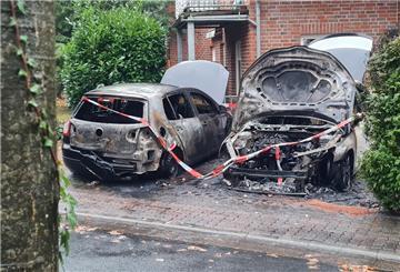 Diese beiden Fahrzeuge brannten in der Nacht zu Montag in Scheeßel vollständig aus. Die Feuerwehren konnten ein Übergreifen der Flammen auf das Wohnhaus verhindern.