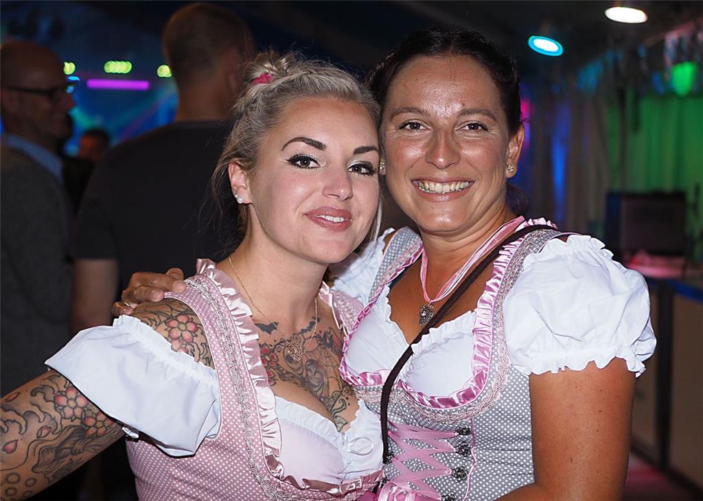 Diese beiden jungen Frauen zogen viele Blicke auf sich. Foto: Stehn  