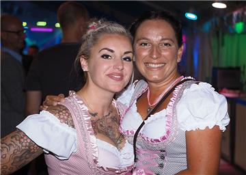 Diese beiden jungen Frauen zogen viele Blicke auf sich. Foto: Stehn  