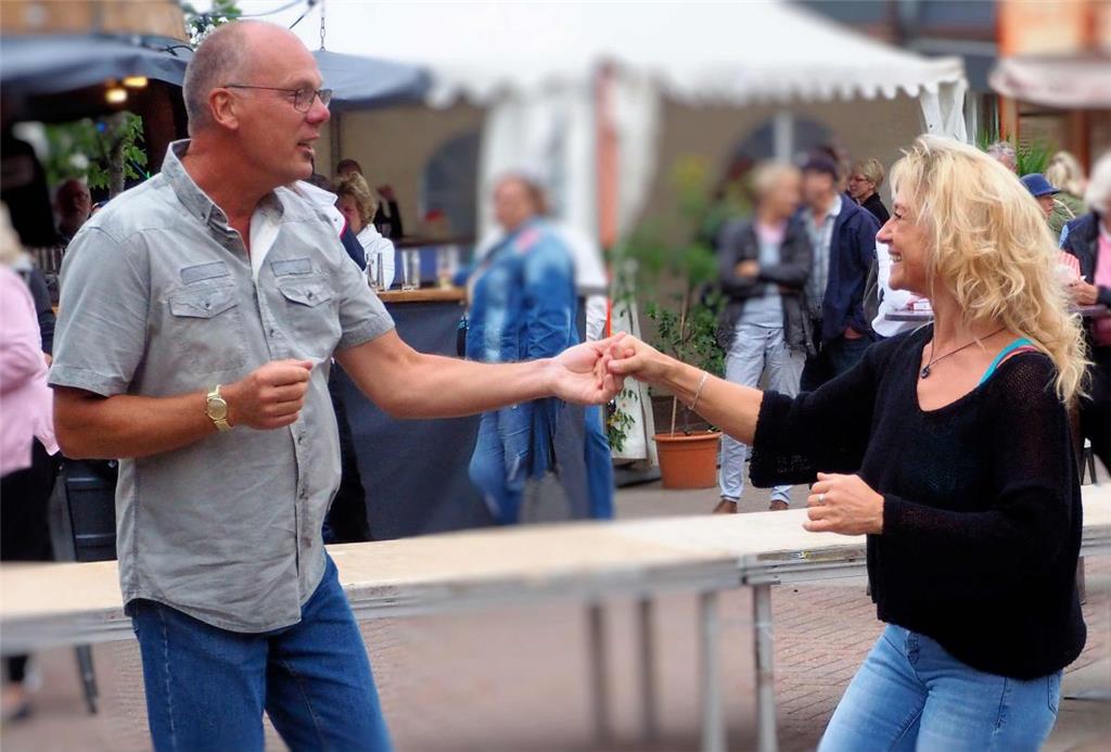 Diese beiden Sieverner trauten sich am Sonntag als Erste auf die Tanzfläche. Fot...