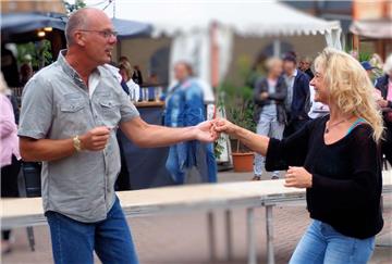 Diese beiden Sieverner trauten sich am Sonntag als Erste auf die Tanzfläche. Fot...