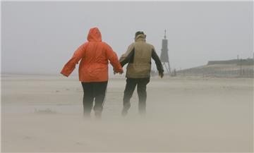 Diese beiden Spaziergänger trotzten am 18. Januar 2007 in Cuxhaven-Döse dem Orkantief "Kyrill".