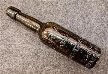 Eine Bierflasche mit Bremerhaven-Schriftzug.