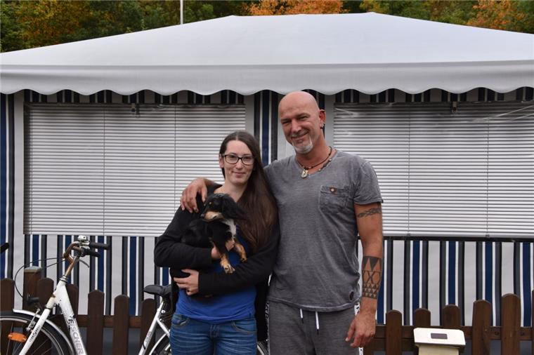 Diese Bremerhavener Camper verschwendeten keine Zeit: Ramona Liebig und Kai Hückstedt unterstützten die Einsatzkräfte am Samstag auf dem Kransburger Campingplatz. 