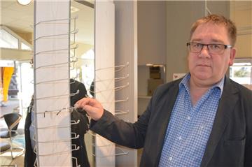 Diese Brille blieb übrig: Lutz Nordmann, Optiker in Langen, steht nach dem Einbruch vor ausgeräumten Regalen. Foto Schoener
