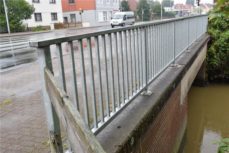 Diese Brücke, die in Nordenham-Friedrich-August-Hütte über das Blexer Sieltief führt, muss durch einen Neubau ersetzt werden. Das Bauwerk befindet sich in Höhe des Helgoländer Damms. 
