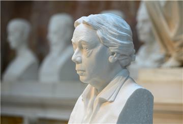 Diese Büste zeigt die Zeichnerin und Bildhauerin Käthe Kollwitz. In Nordenham ist eine Straße nach ihr benannt. Mehrere Straßen in einem Nordenhamer Neubaugebiet erinnern an bedeutende Frauen.