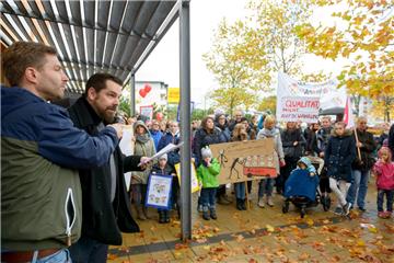 Diese Demonstration am Mittwoch war erst der Anfang, so kündigen Gewerkschaftssekretär Jörn Kroppach (links) und Zentralelternsprecher Peter Steinke (daneben) weitere Proteste gegen schlechtere Arbeitsbedingungen in Kitas an. 