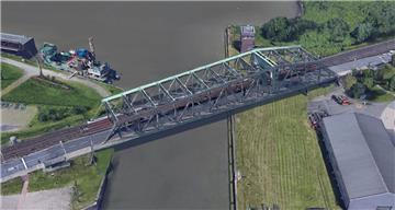 Diese Drehbrücke im Hafengebiet in Bremerhaven wird zeitweise gesperrt.