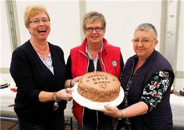 Diese drei Damen (v.l. Sabine Zimdars, Christiane Witt und Dorothea Vogel) seien stellvertretend genannt für die vielen ehrenamtlichen Helfer, die am Sonntag das Kuchenbüfett betreuten. Foto: Stehn