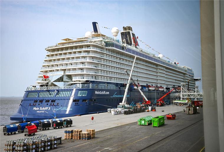 Die »Mein Schiff 3« liegt im Kreuzfahrtterminal in Bremerhaven.