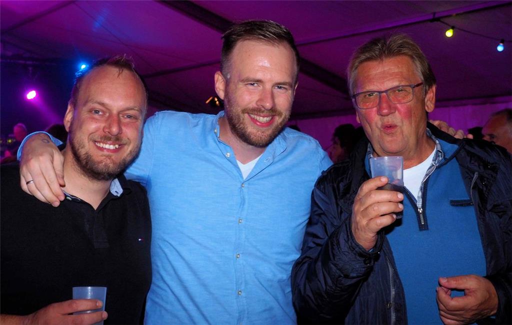 Diese drei Mannsbilder hatten Spaß in der Samstagnacht. Foto Stehn