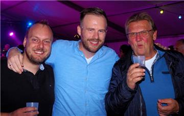 Diese drei Mannsbilder hatten Spaß in der Samstagnacht. Foto Stehn