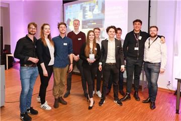 Diese drei Teams haben beim Pitch-Wettbewerb gewonnen. Ihre Geschäftsideen: Kombucha produzieren, Kundendaten für den stationären Handel analysieren und Lebersmittel-Lieferungen für Segler bis in den Hafen.