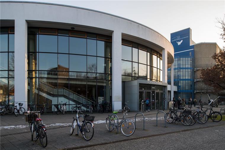 Bremerhaven: Panne bei Lehrerausbildung in der Schulbehörde Diese Fahrt nach Oldenburg war völlig vergebens: Als die 20 Sozialpädagogen aus Bremerhaven im Februar an der Universität Oldenburg ankamen, erfuhren sie, dass sie gar keinen Masterabschluss machen können.